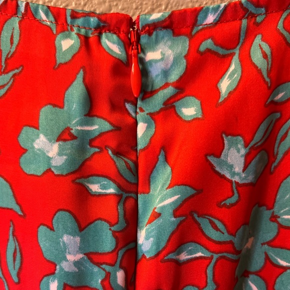NWT Love, Whit by Whitney Port Red Floral Crop Top Women's Size Small (17” P2P) - Picture 7 of 11